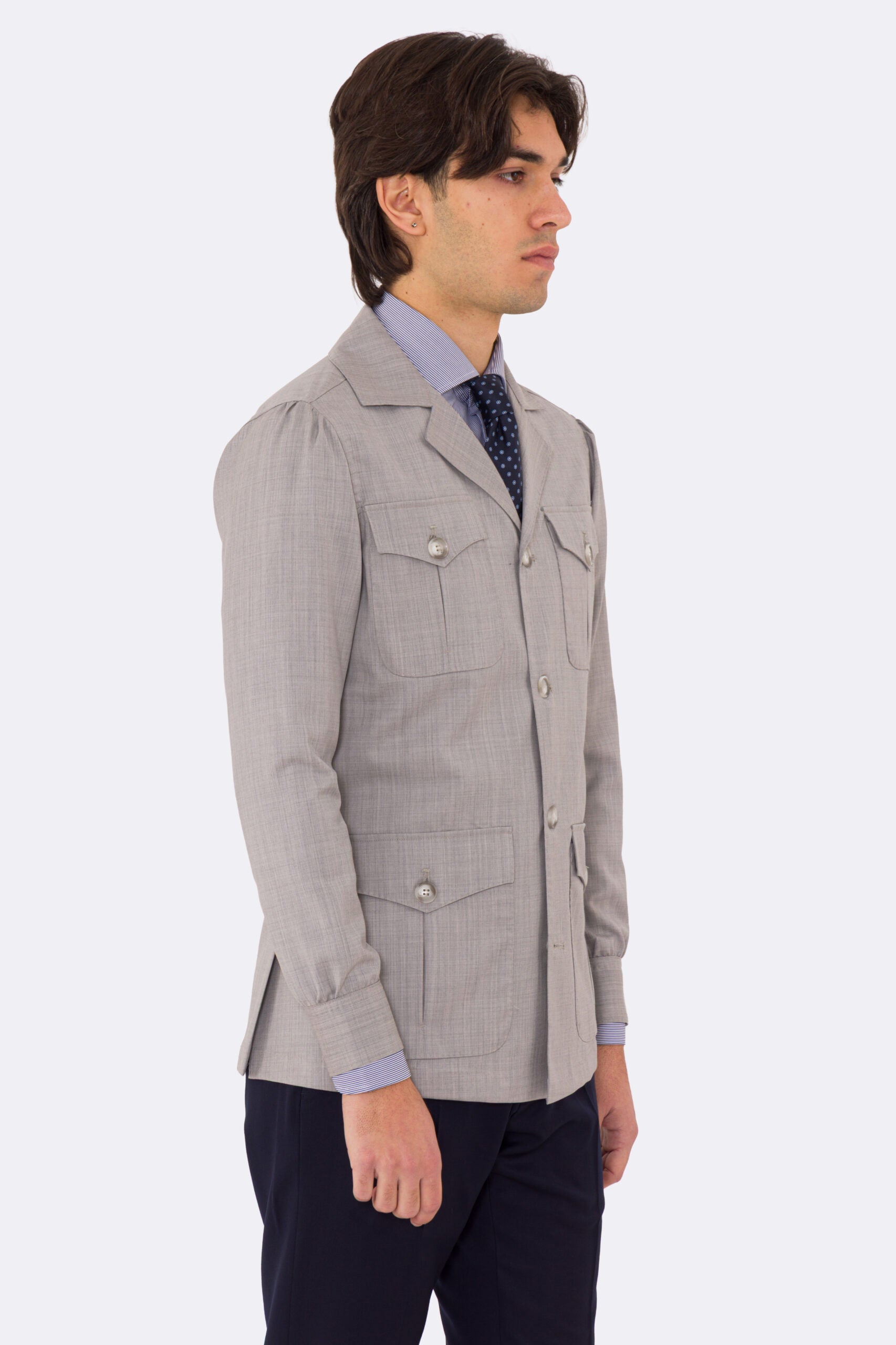 Sahariana grigio chiaro fresco lana Sartoria Carillo tessuti super 110's con tasche a toppa con pattina e soffietto e polso camicia