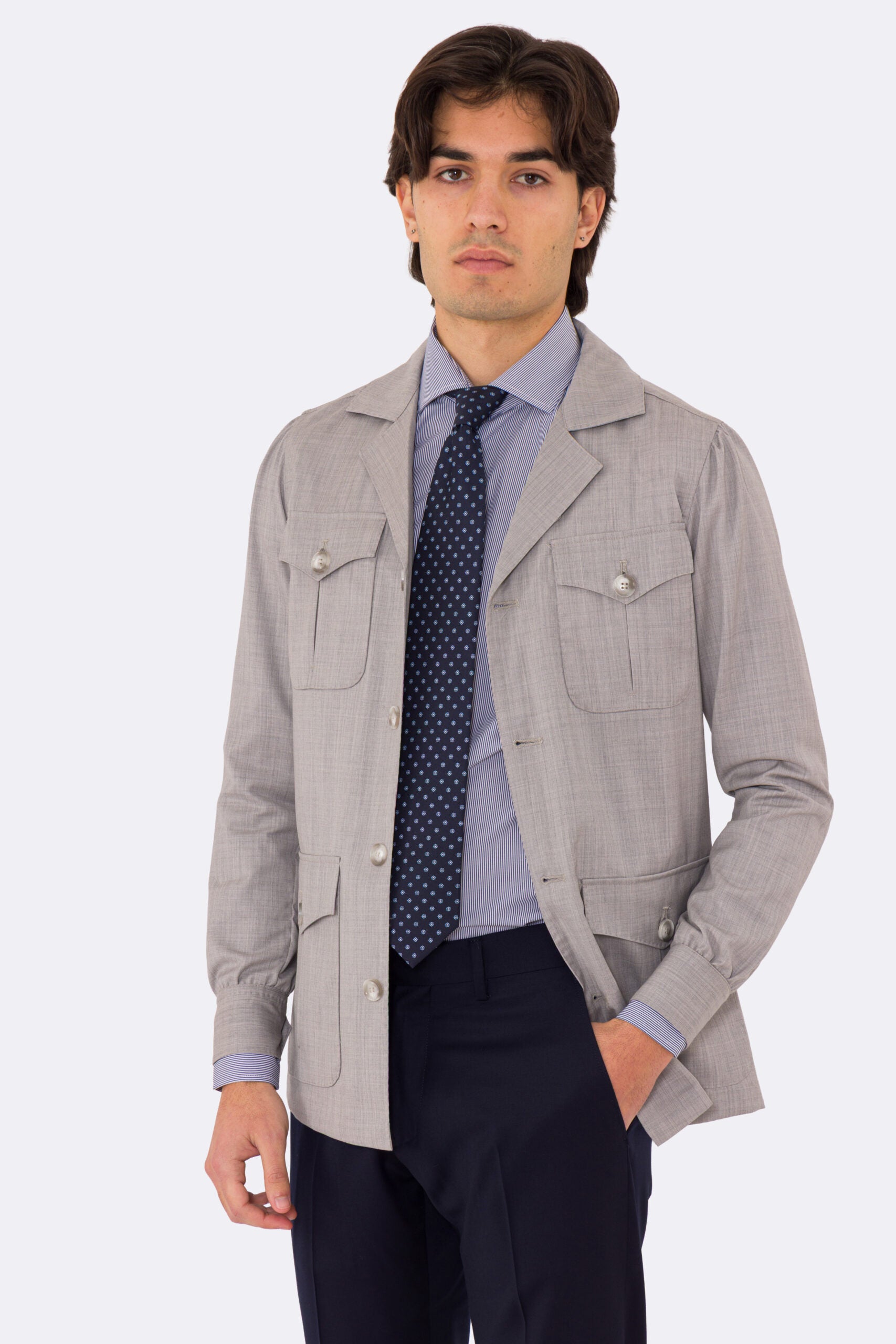 Sahariana grigio chiaro fresco lana Sartoria Carillo tessuti super 110's con tasche a toppa con pattina e soffietto e polso camicia