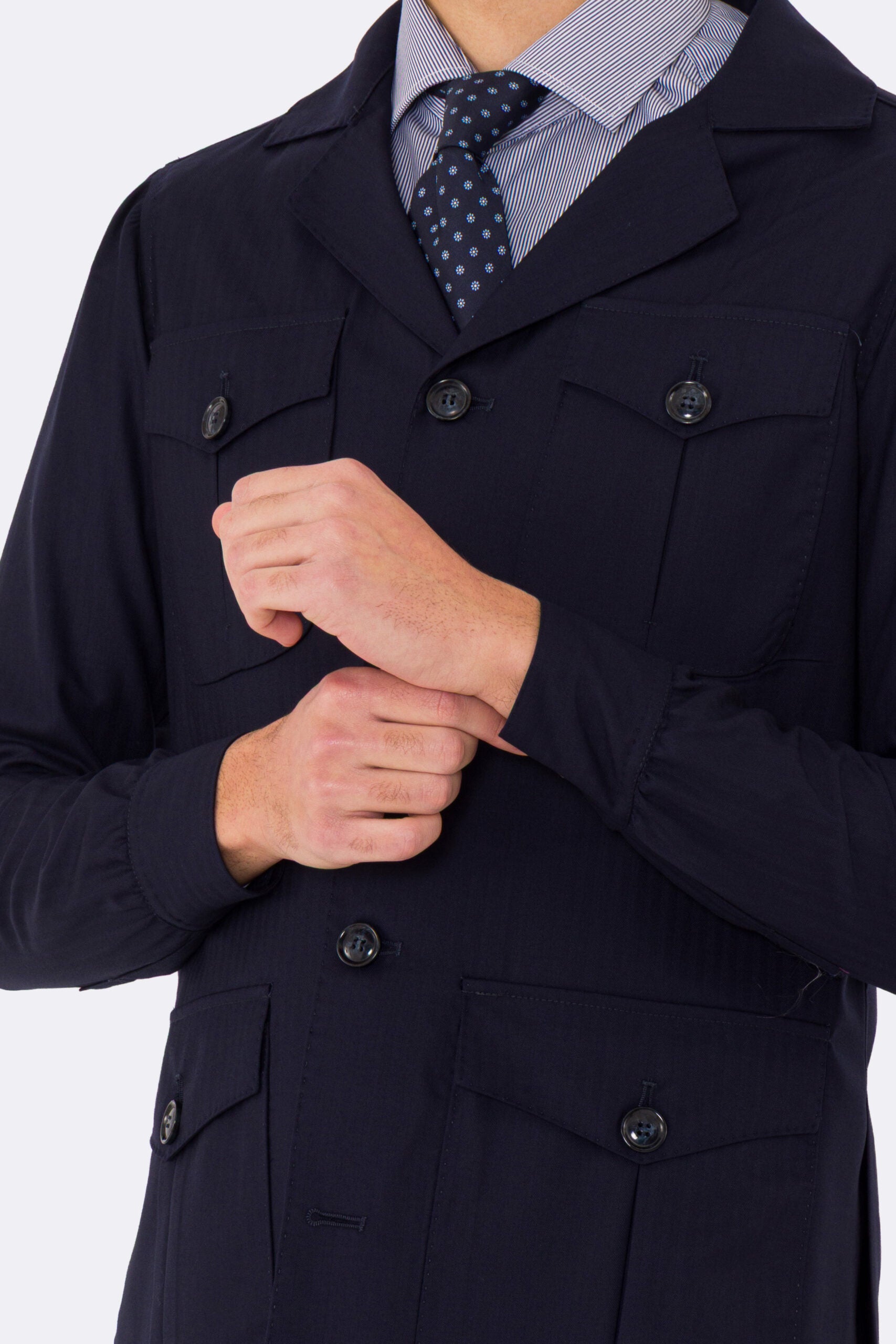 Sahariana spigato blu navy fresco lana Sartoria Carillo tessuti super 150's con tasche a toppa con pattina e soffietto e polso camicia