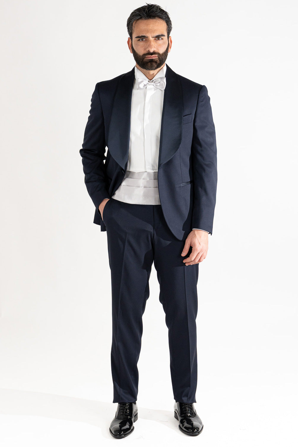 Abito smoking monopetto blu da uomo in fresco lana super 130's Vitale Barberis Canonico con rever a scialle largo in raso con pantalone senza pinces