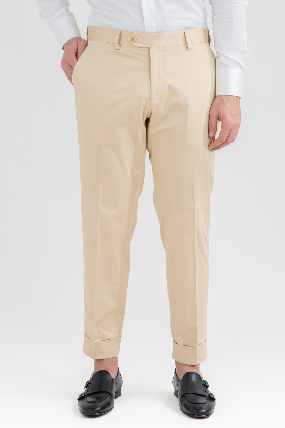 Pantalone uomo beige senza pinces tasca america in cotone leggermente elastico risvolto 5cm made in italy