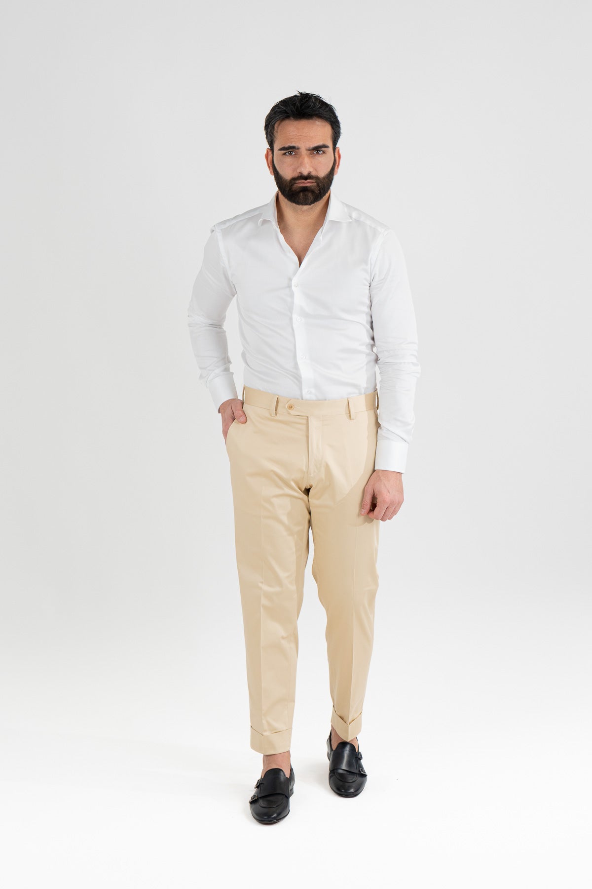 Pantalone uomo beige senza pinces tasca america in cotone leggermente elastico risvolto 5cm made in italy