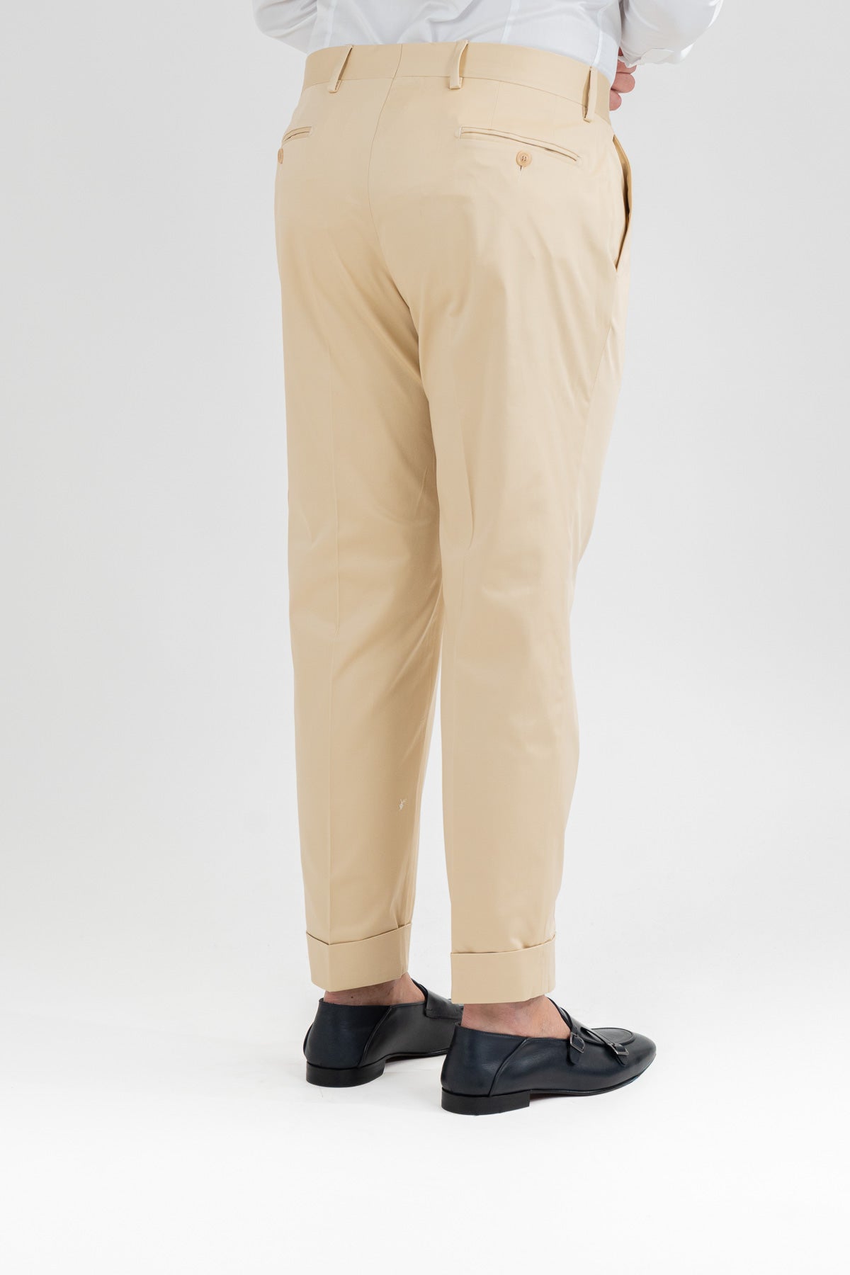 Pantalone uomo beige senza pinces tasca america in cotone leggermente elastico risvolto 5cm made in italy