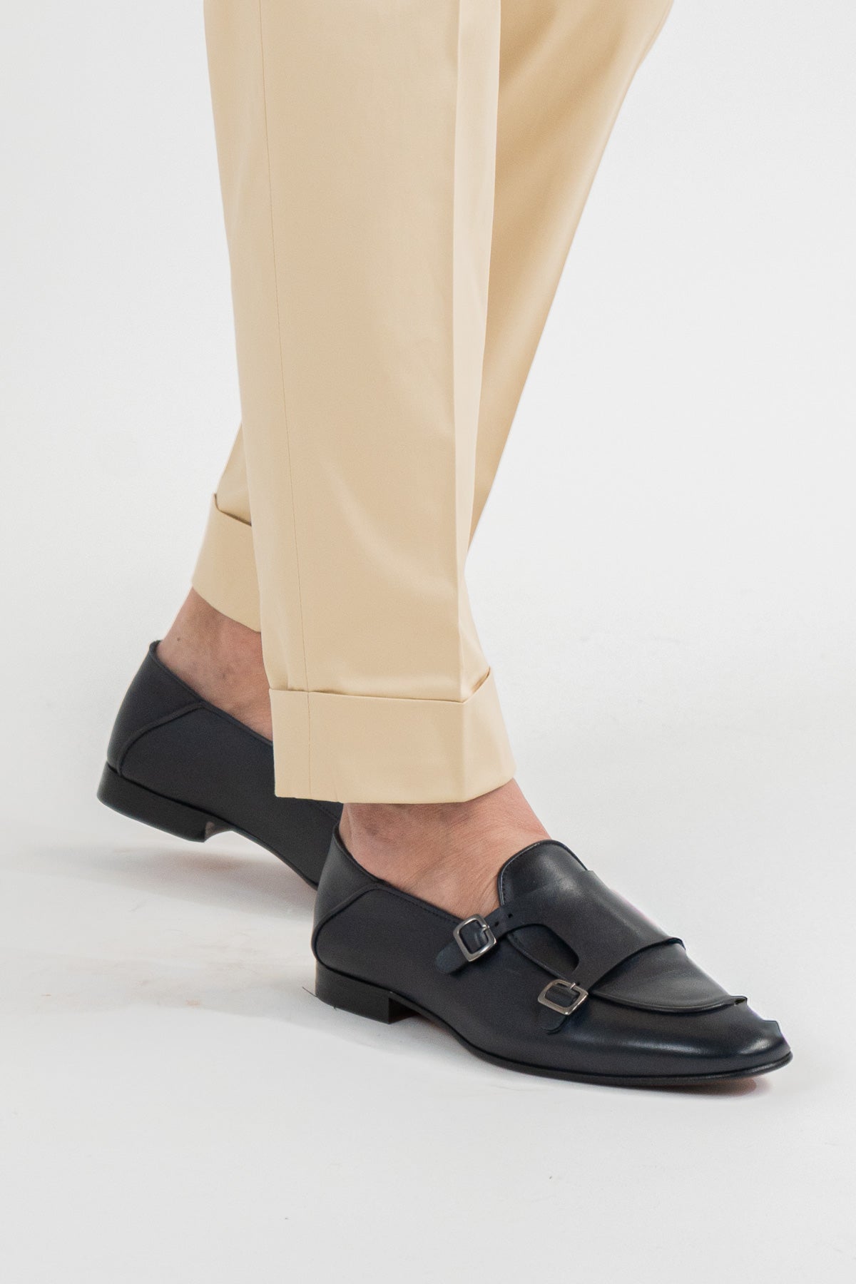 Pantalone uomo beige senza pinces tasca america in cotone leggermente elastico risvolto 5cm made in italy