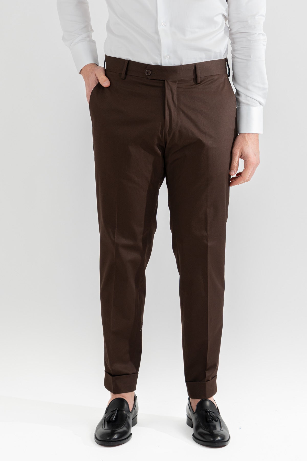 Pantalone uomo marrone senza pinces tasca america in cotone leggermente elastico risvolto 5cm made in italy