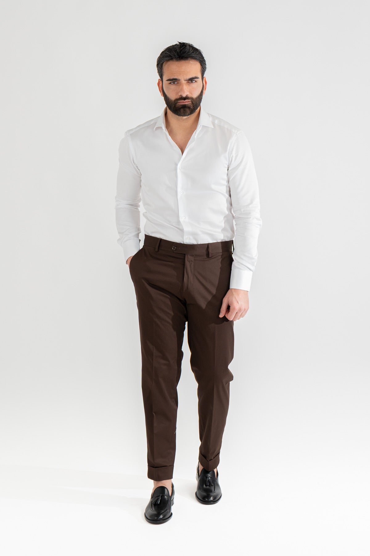 Pantalone uomo marrone senza pinces tasca america in cotone leggermente elastico risvolto 5cm made in italy