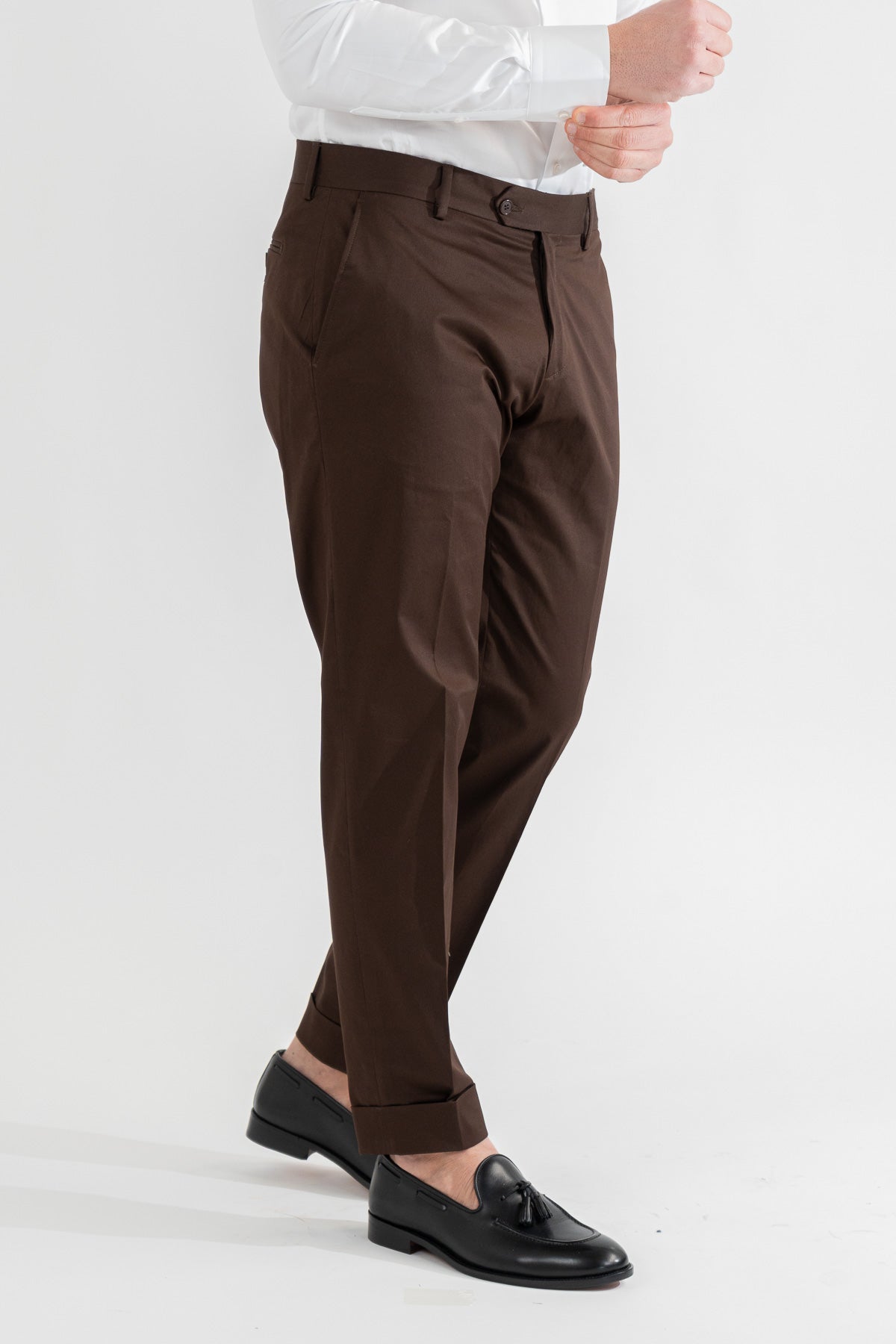 Pantalone uomo marrone senza pinces tasca america in cotone leggermente elastico risvolto 5cm made in italy