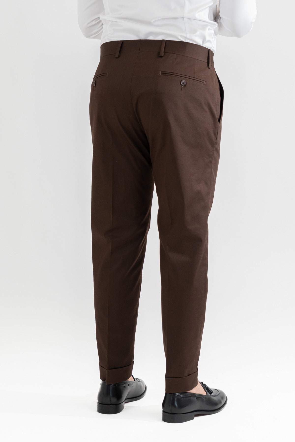 Pantalone uomo marrone senza pinces tasca america in cotone leggermente elastico risvolto 5cm made in italy