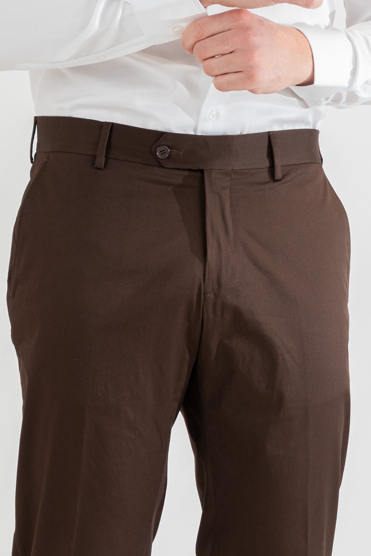 Pantalone uomo marrone senza pinces tasca america in cotone leggermente elastico risvolto 5cm made in italy