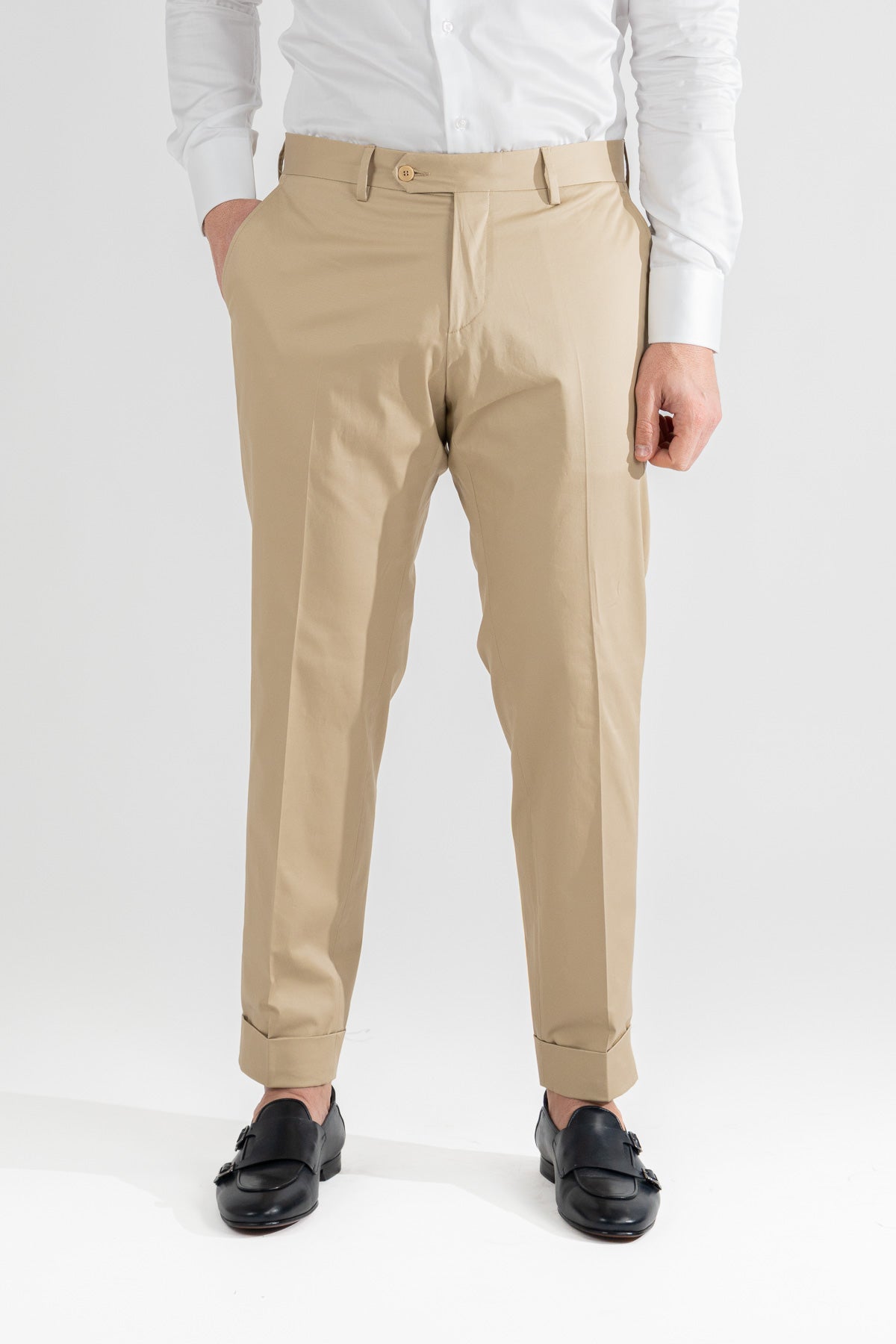 Pantalone uomo beige senza pinces tasca america in cotone leggermente elastico risvolto 5cm made in italy