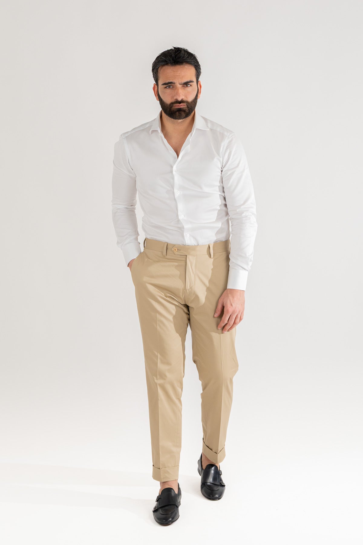 Pantalone uomo beige senza pinces tasca america in cotone leggermente elastico risvolto 5cm made in italy