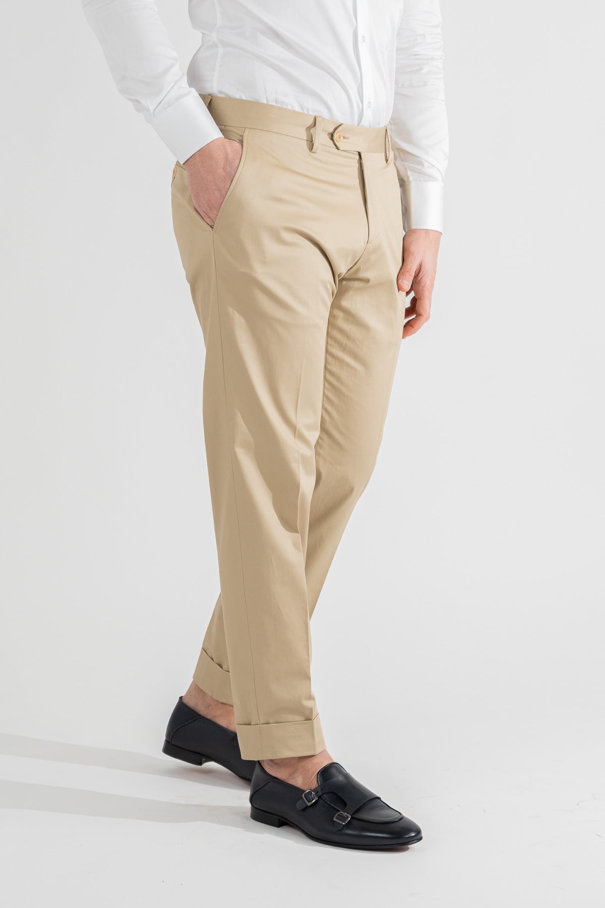 Pantalone uomo beige senza pinces tasca america in cotone leggermente elastico risvolto 5cm made in italy
