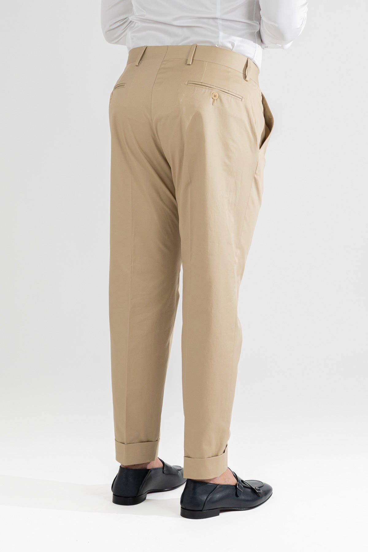 Pantalone uomo beige senza pinces tasca america in cotone leggermente elastico risvolto 5cm made in italy