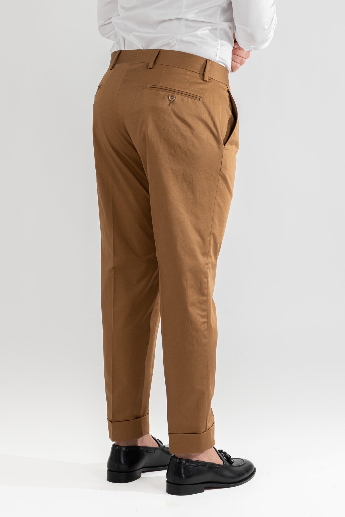 Pantalone uomo coccio senza pinces tasca america in cotone leggermente elastico risvolto 5cm made in italy