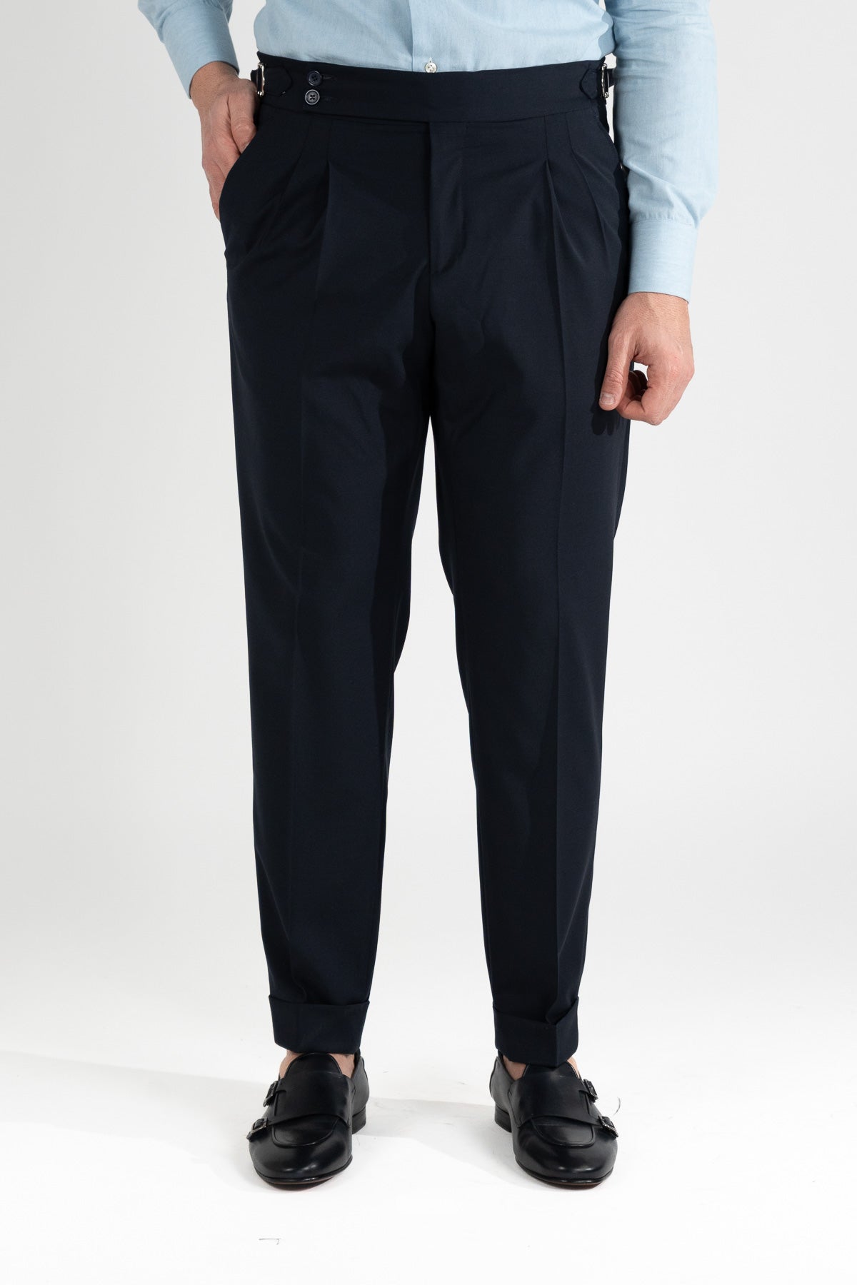 Pantalone uomo blu in misto lana con doppia pinces e cinturino di 5 cm con fibbiette laterali leggermente elastico risvolto 5cm made in italy
