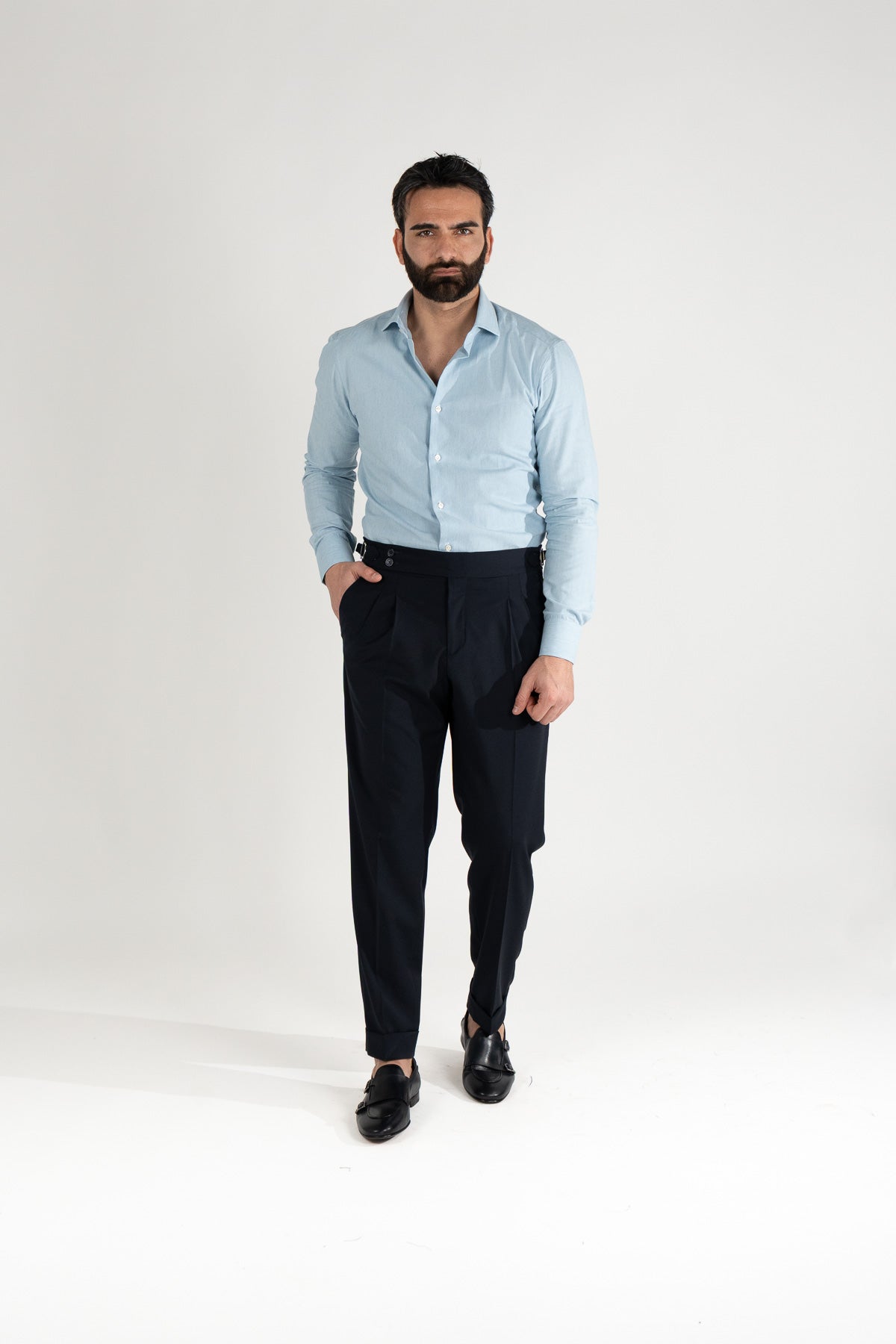 Pantalone uomo blu in misto lana con doppia pinces e cinturino di 5 cm con fibbiette laterali leggermente elastico risvolto 5cm made in italy