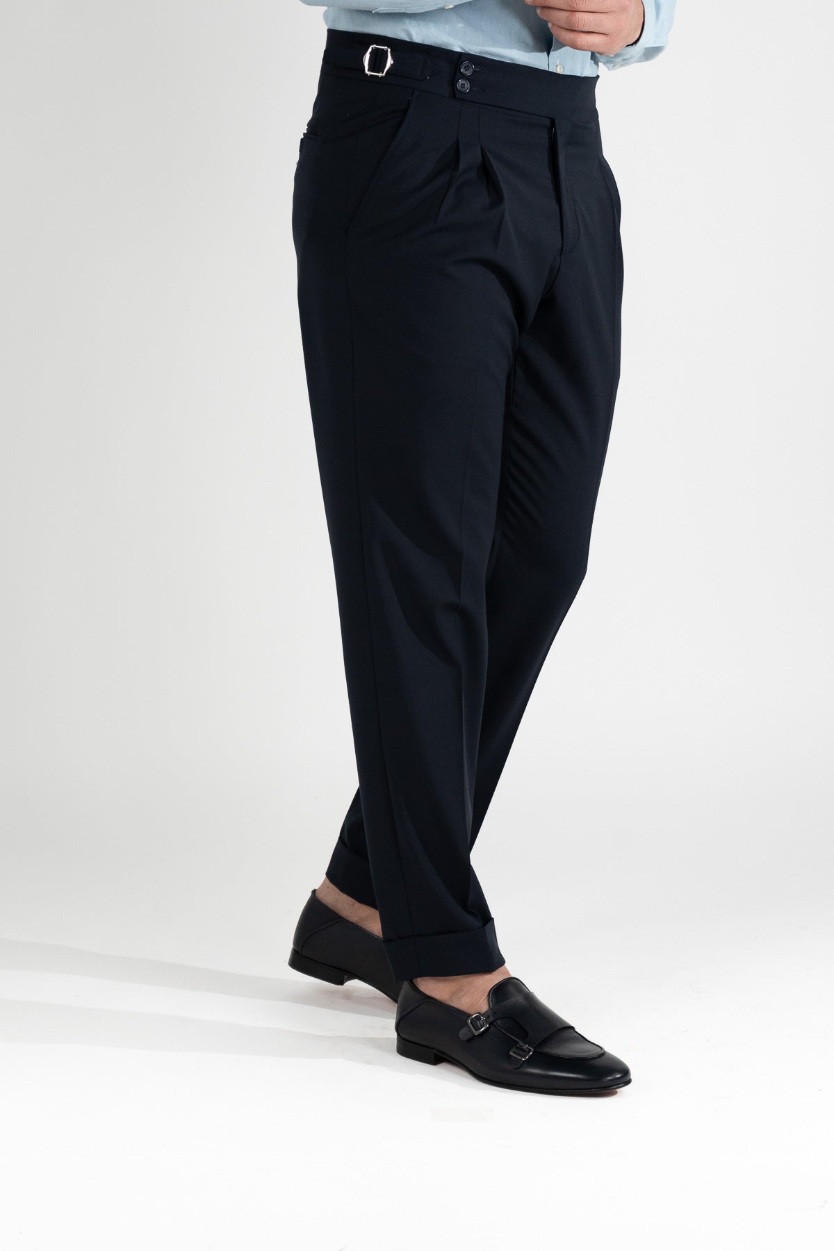 Pantalone uomo blu in misto lana con doppia pinces e cinturino di 5 cm con fibbiette laterali leggermente elastico risvolto 5cm made in italy