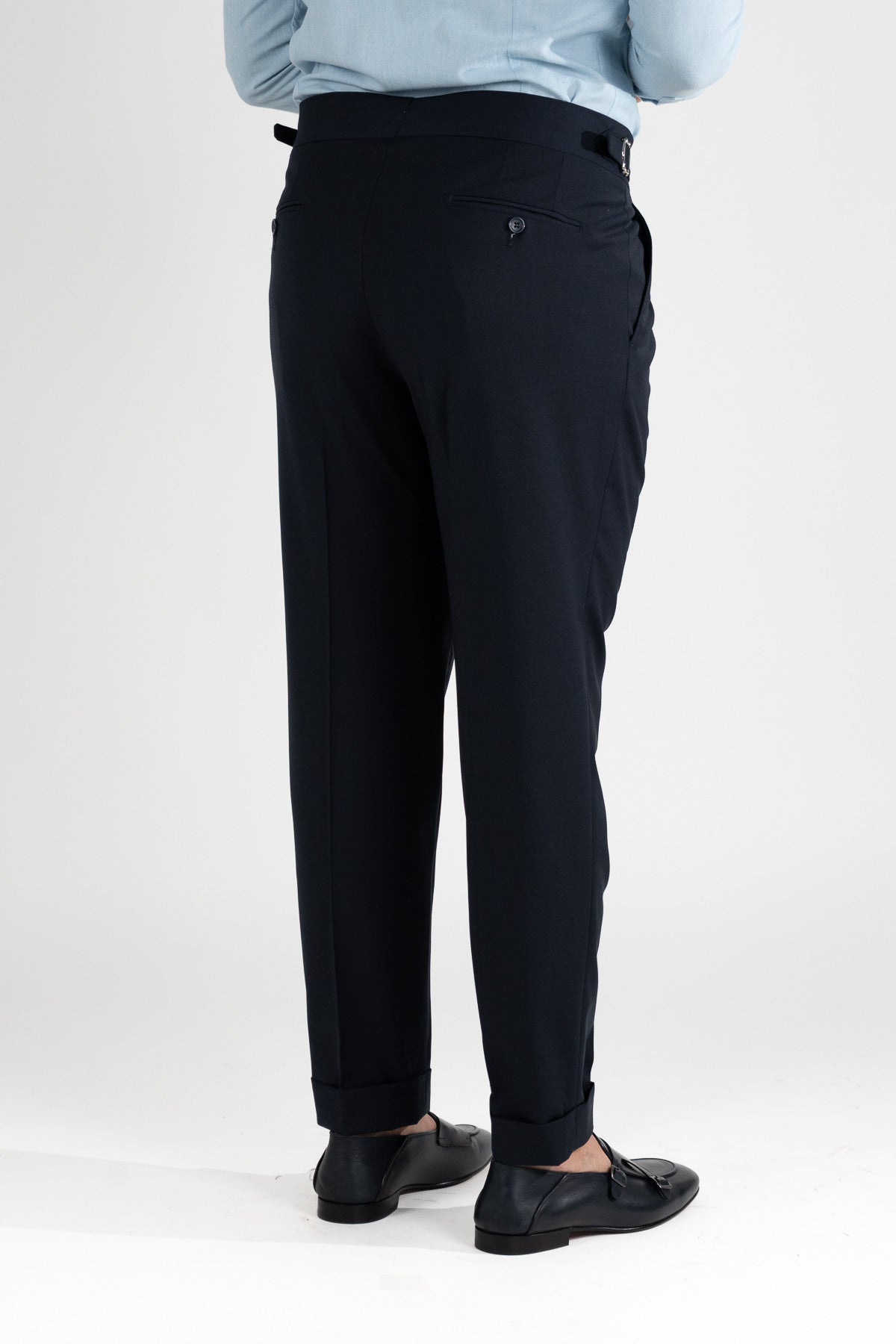 Pantalone uomo blu in misto lana con doppia pinces e cinturino di 5 cm con fibbiette laterali leggermente elastico risvolto 5cm made in italy