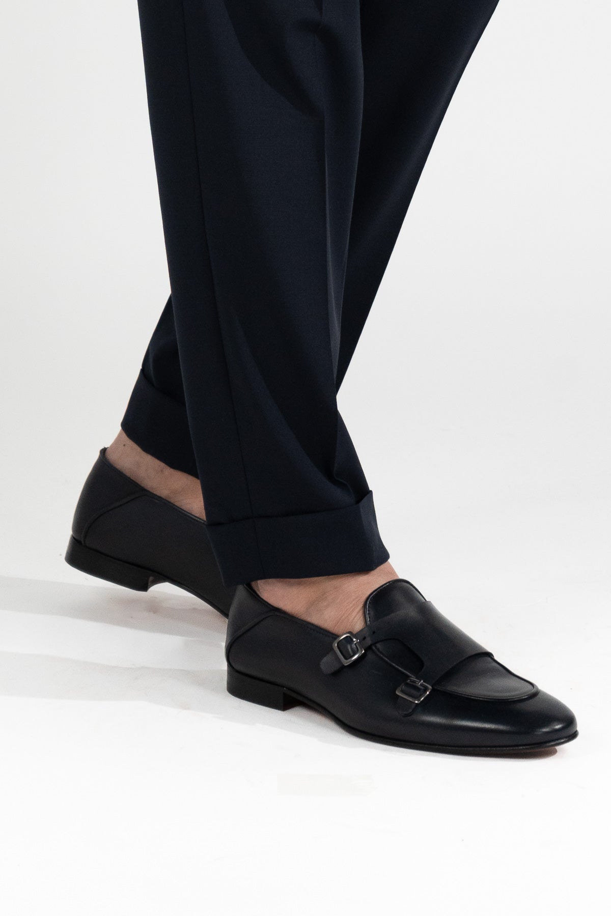 Pantalone uomo blu in misto lana con doppia pinces e cinturino di 5 cm con fibbiette laterali leggermente elastico risvolto 5cm made in italy