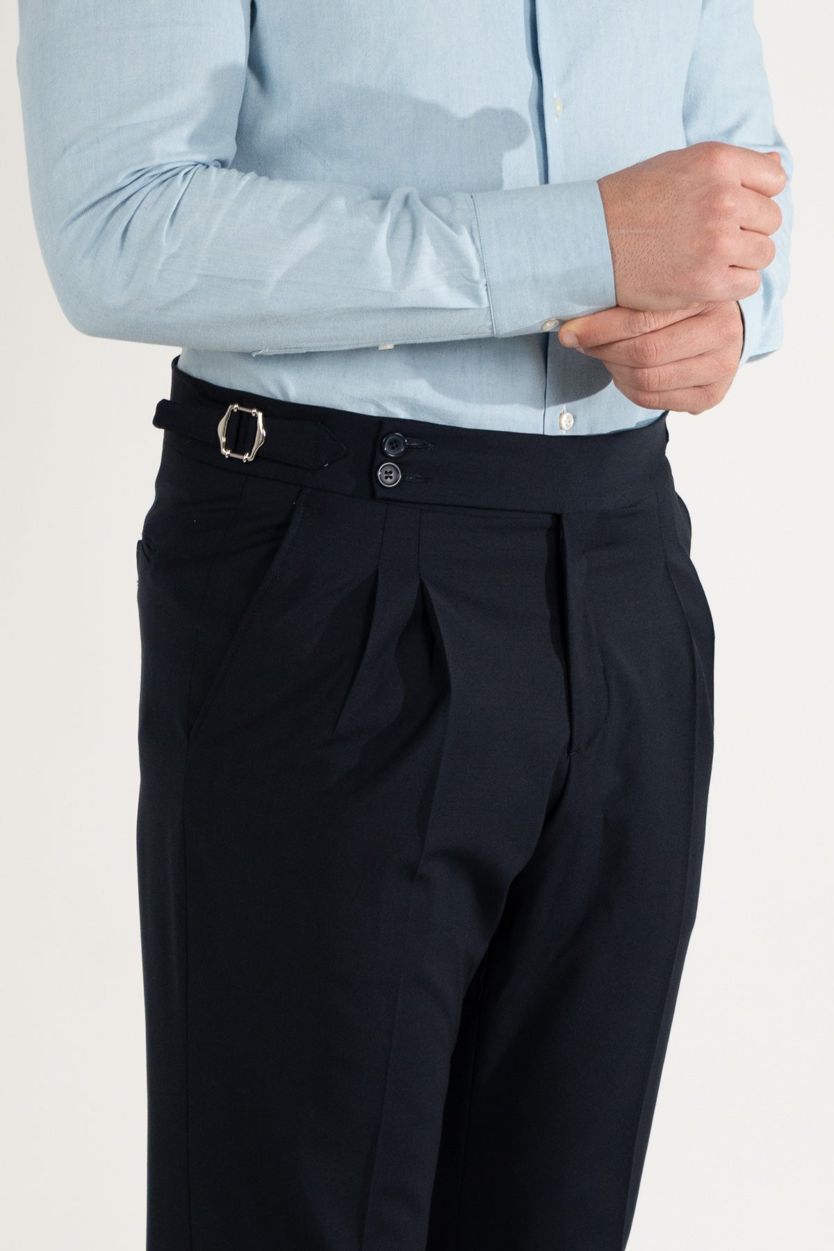 Pantalone uomo blu in misto lana con doppia pinces e cinturino di 5 cm con fibbiette laterali leggermente elastico risvolto 5cm made in italy