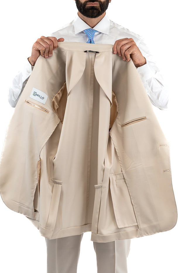 Abito uomo Monopetto beige fresco lana super 110's Tessuti in esclusiva Sartoria Carillo completamente sfoderato con Rever a lancia e tasche a filetto