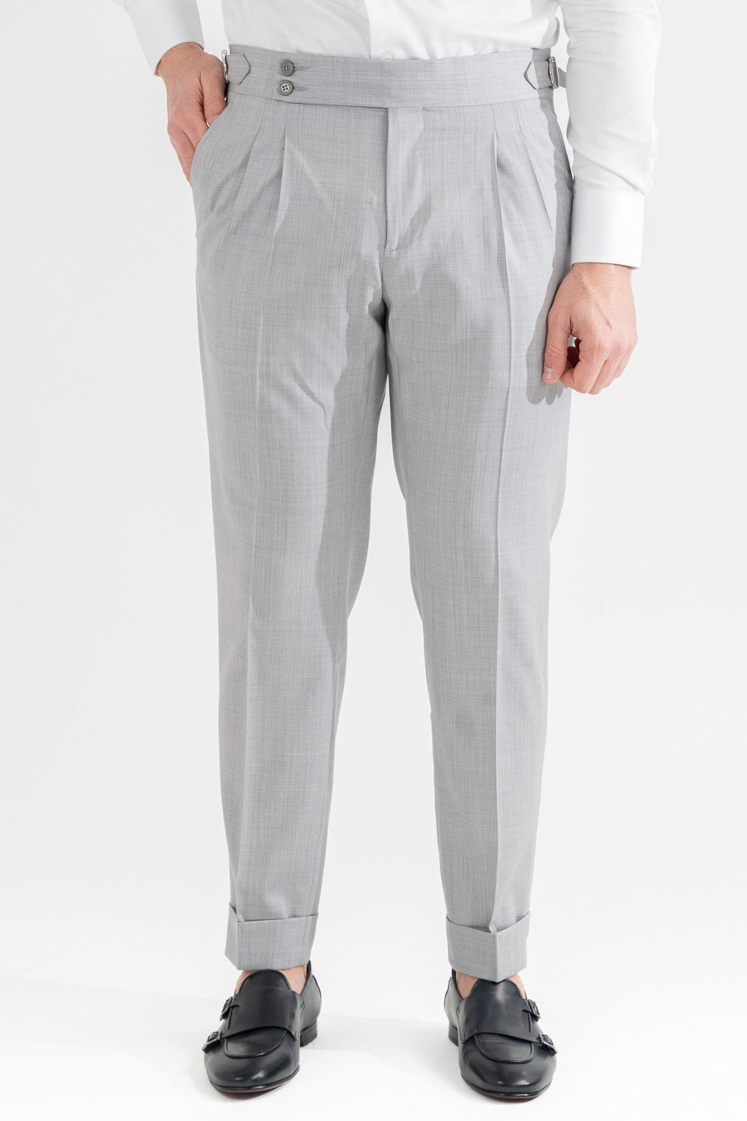 Pantalone grigio chiaro con fibbie laterali vita alta doppia pinces e risvolto 5cm, da uomo in fresco lana super 110's Tessuti in esclusiva Sartoria Carillo