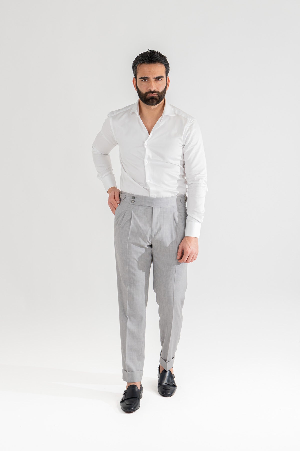 Pantalone grigio chiaro con fibbie laterali vita alta doppia pinces e risvolto 5cm, da uomo in fresco lana super 110's Tessuti in esclusiva Sartoria Carillo