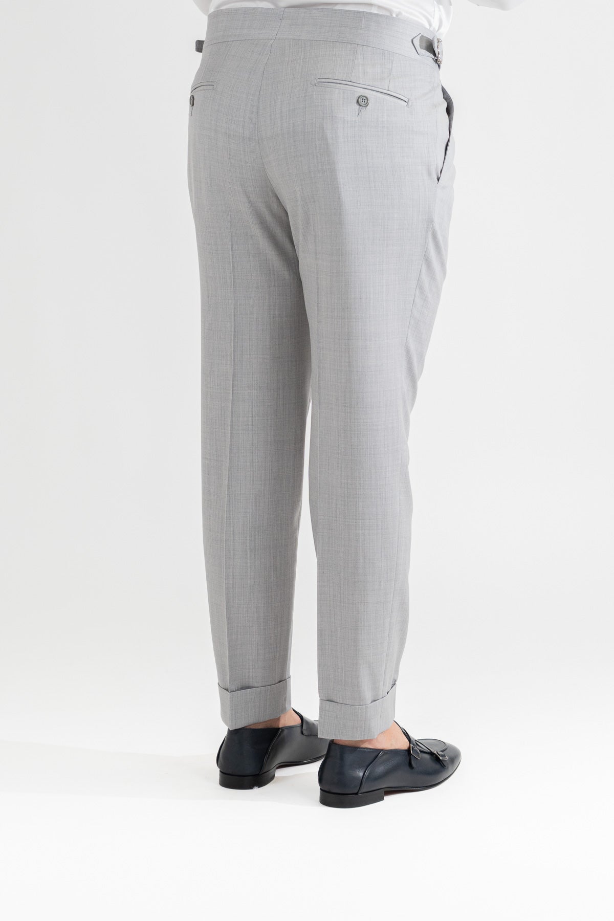 Pantalone grigio chiaro con fibbie laterali vita alta doppia pinces e risvolto 5cm, da uomo in fresco lana super 110's Tessuti in esclusiva Sartoria Carillo