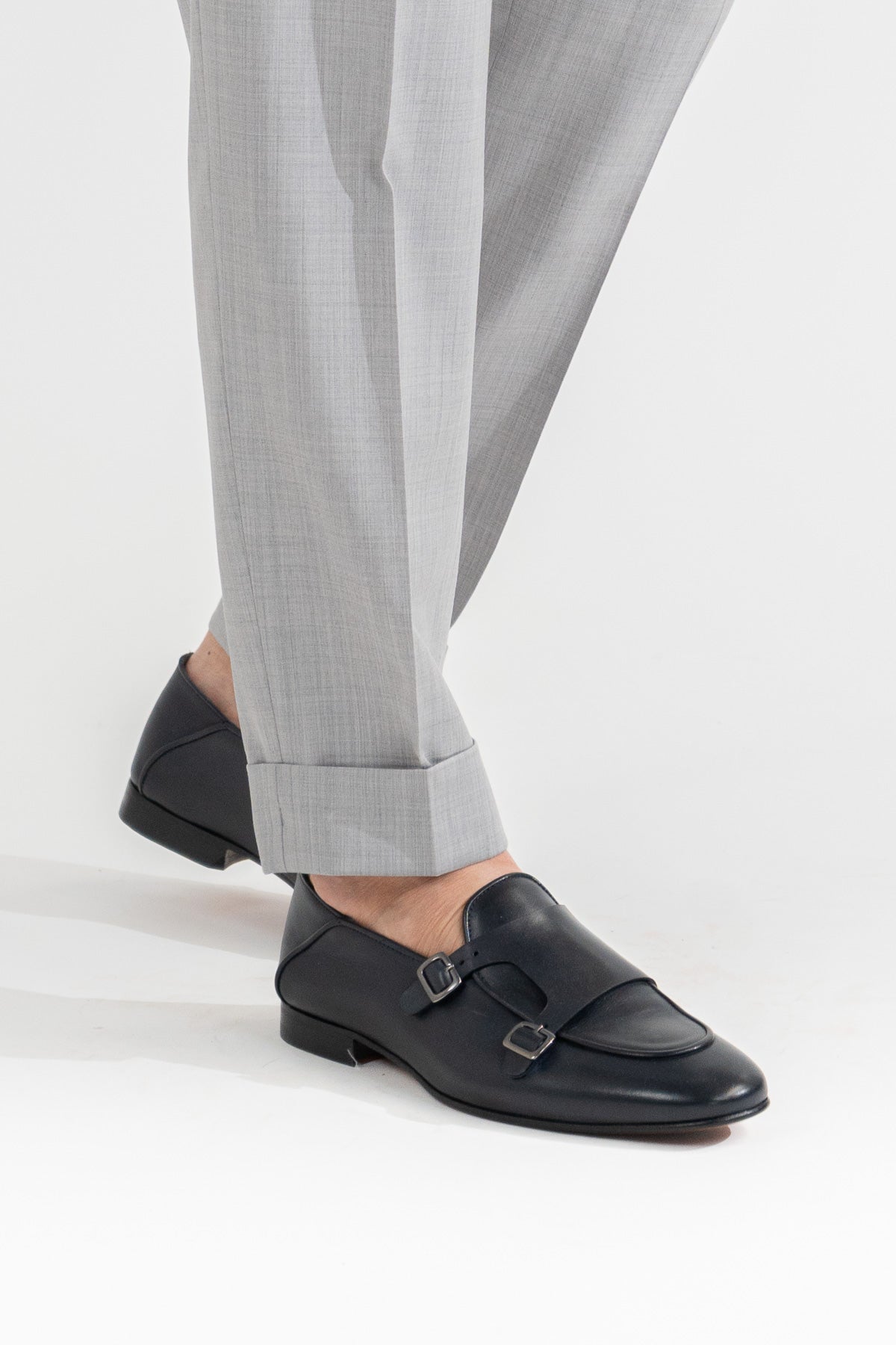 Pantalone grigio chiaro con fibbie laterali vita alta doppia pinces e risvolto 5cm, da uomo in fresco lana super 110's Tessuti in esclusiva Sartoria Carillo