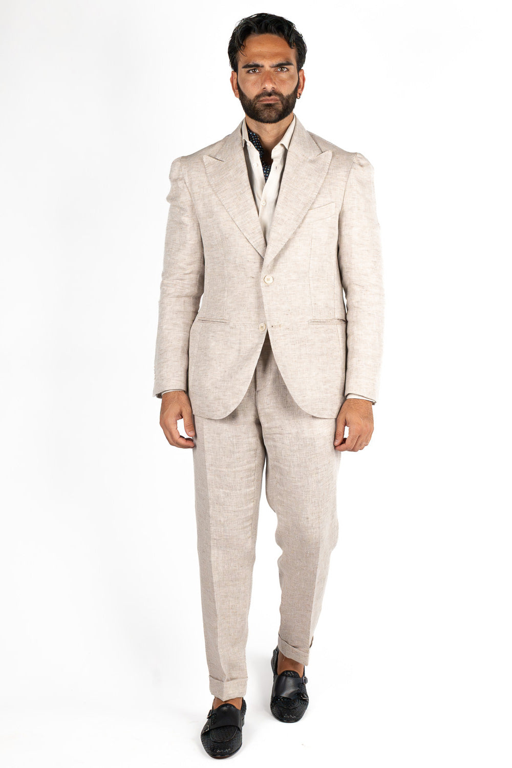 Abito uomo Monopetto Beige in lino e seta sfoderata Rever classico 11 cm tasche a toppe e pantalone vita alta con fibbie laterali