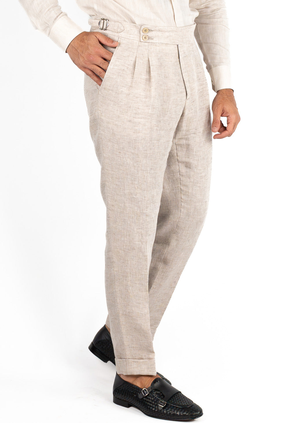 Abito uomo Monopetto Beige in lino e seta sfoderata Rever classico 11 cm tasche a toppe e pantalone vita alta con fibbie laterali