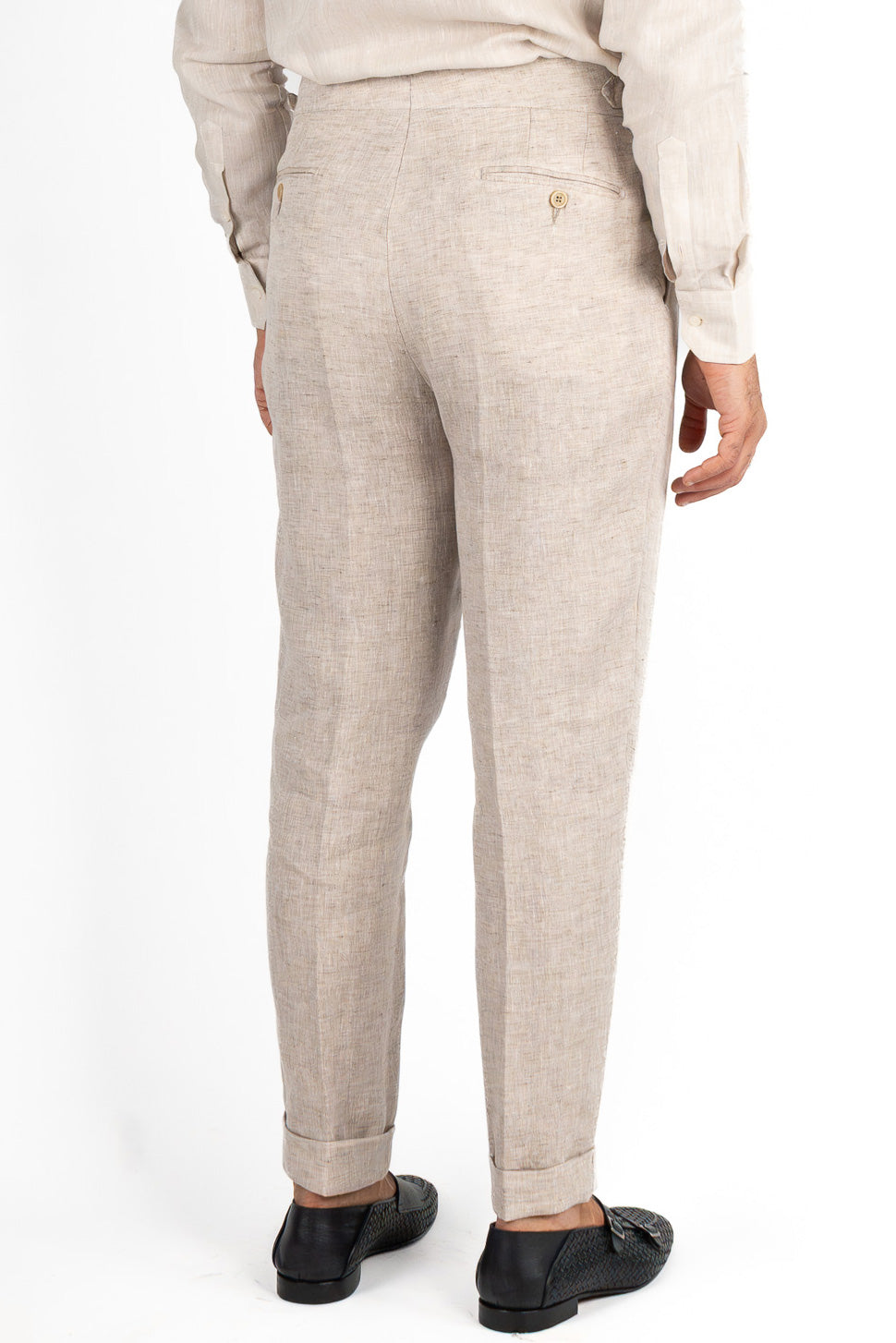 Abito uomo Monopetto Beige in lino e seta sfoderata Rever classico 11 cm tasche a toppe e pantalone vita alta con fibbie laterali