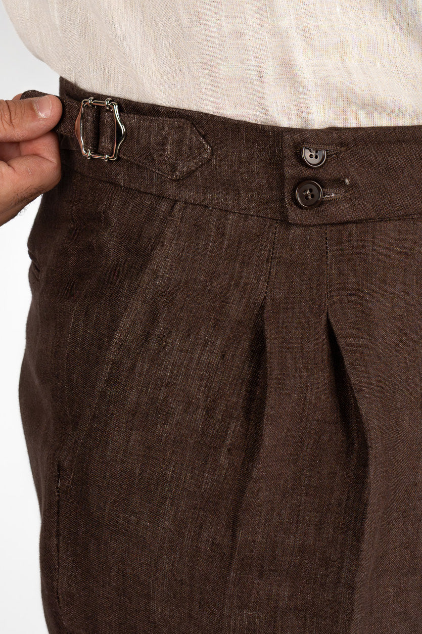 Abito uomo Monopetto Marrone in lino e seta sfoderata Rever classico 11 cm tasche a toppe e pantalone vita alta con fibbie laterali