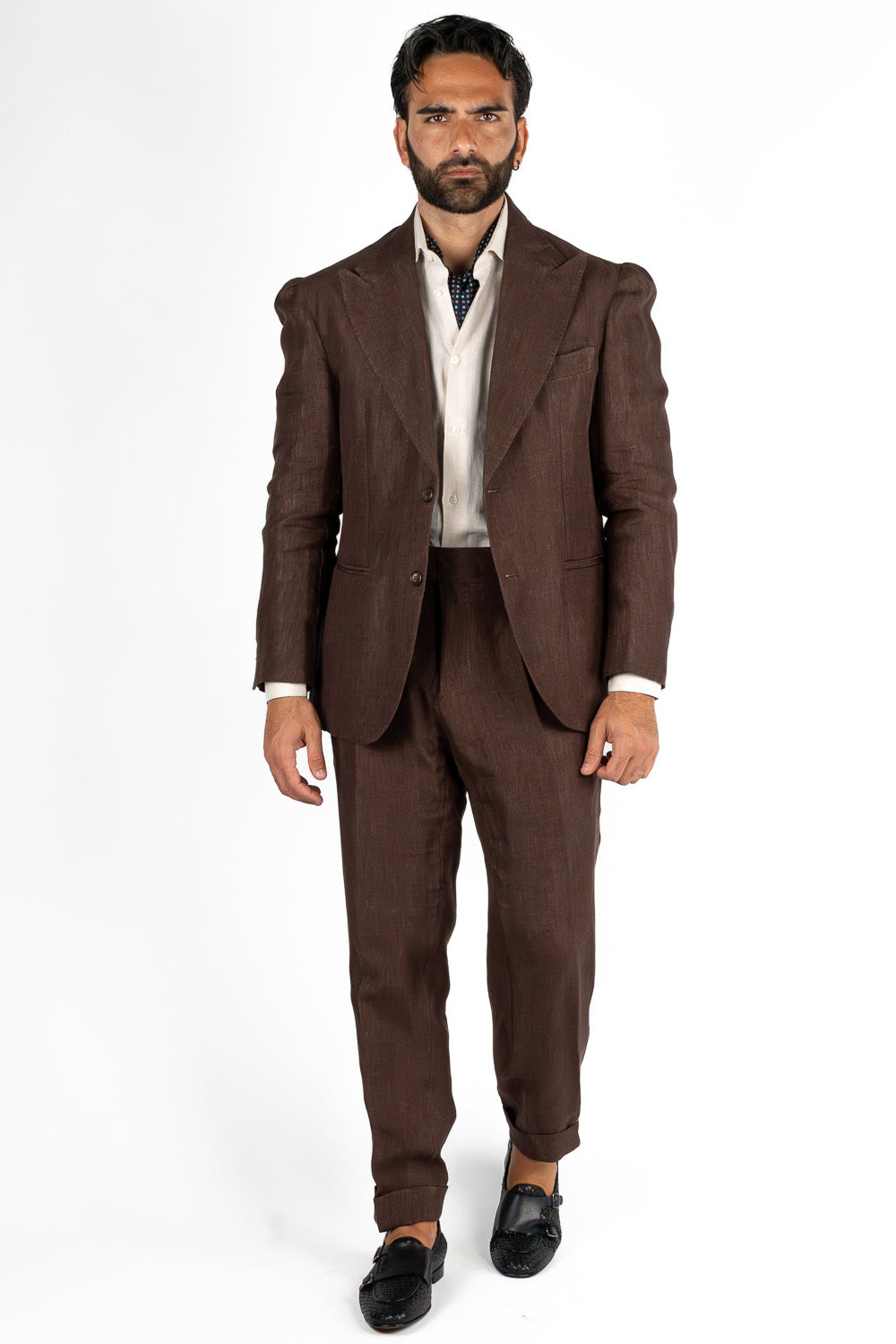 Abito uomo Monopetto Marrone in lino e seta sfoderata Rever classico 11 cm tasche a toppe e pantalone vita alta con fibbie laterali