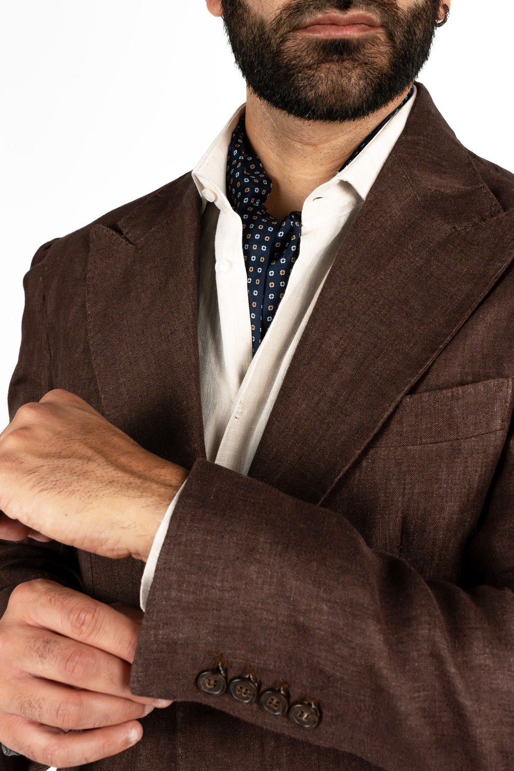 Abito uomo Monopetto Marrone in lino e seta sfoderata Rever classico 11 cm tasche a toppe e pantalone vita alta con fibbie laterali