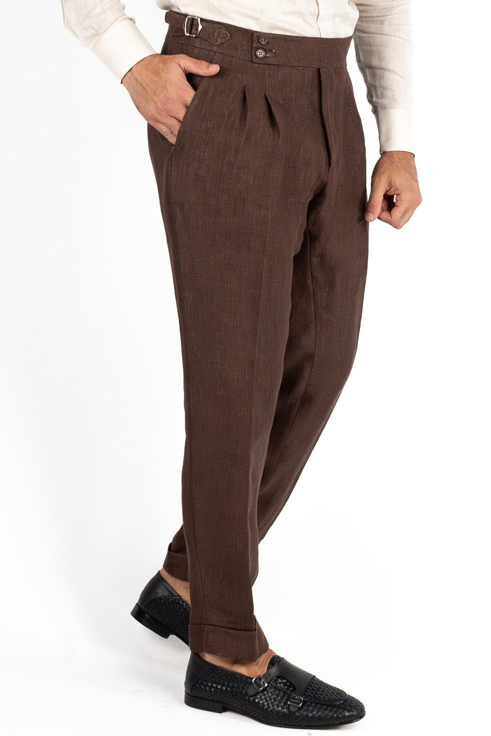 Abito uomo Monopetto Marrone in lino e seta sfoderata Rever classico 11 cm tasche a toppe e pantalone vita alta con fibbie laterali