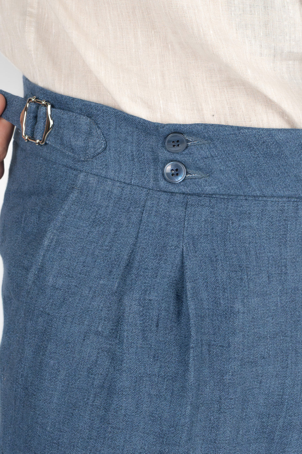 Abito uomo Monopetto blu denim medio in lino e seta sfoderata Rever classico 11 cm tasche a toppe e pantalone vita alta con fibbie laterali