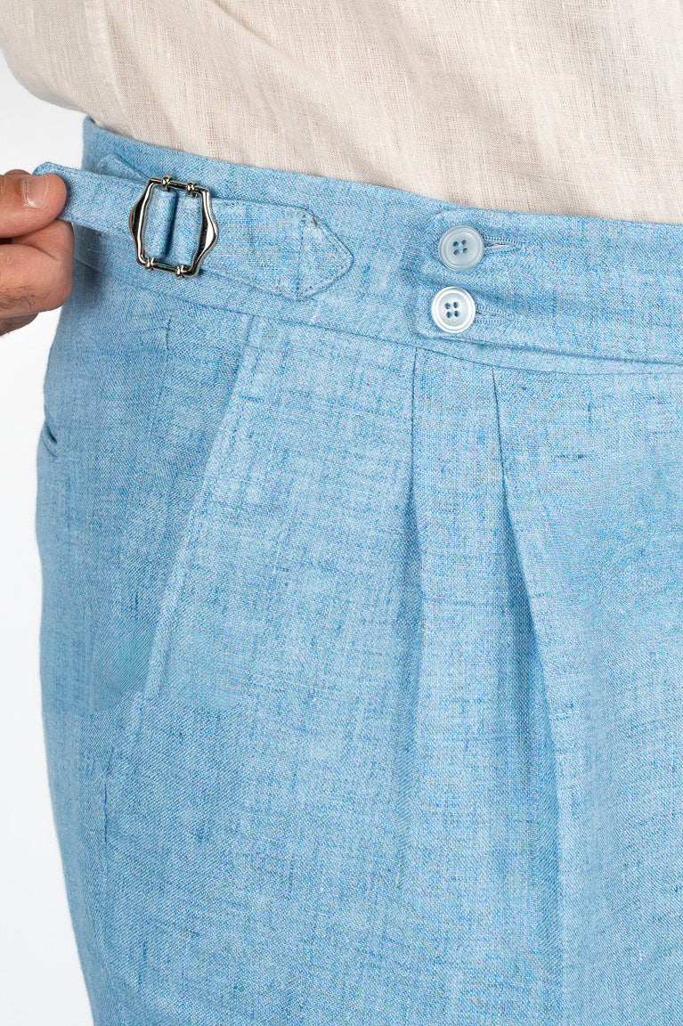 Abito uomo Monopetto blu denim chiaro in lino e seta sfoderata Rever classico 11 cm tasche a toppe e pantalone vita alta con fibbie laterali