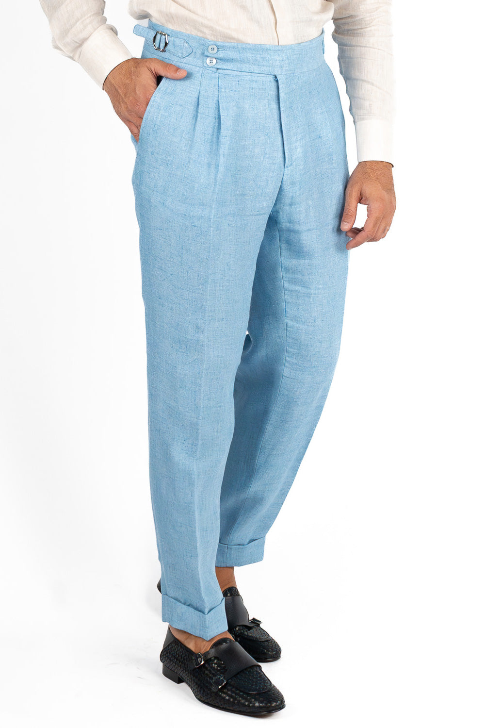 Abito uomo Monopetto blu denim chiaro in lino e seta sfoderata Rever classico 11 cm tasche a toppe e pantalone vita alta con fibbie laterali