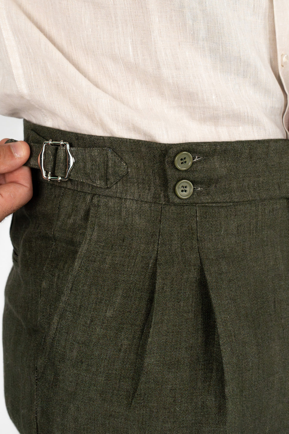 Abito uomo Monopetto Verde Militare in lino e seta sfoderata Rever classico 11 cm tasche a toppe e pantalone vita alta con fibbie laterali