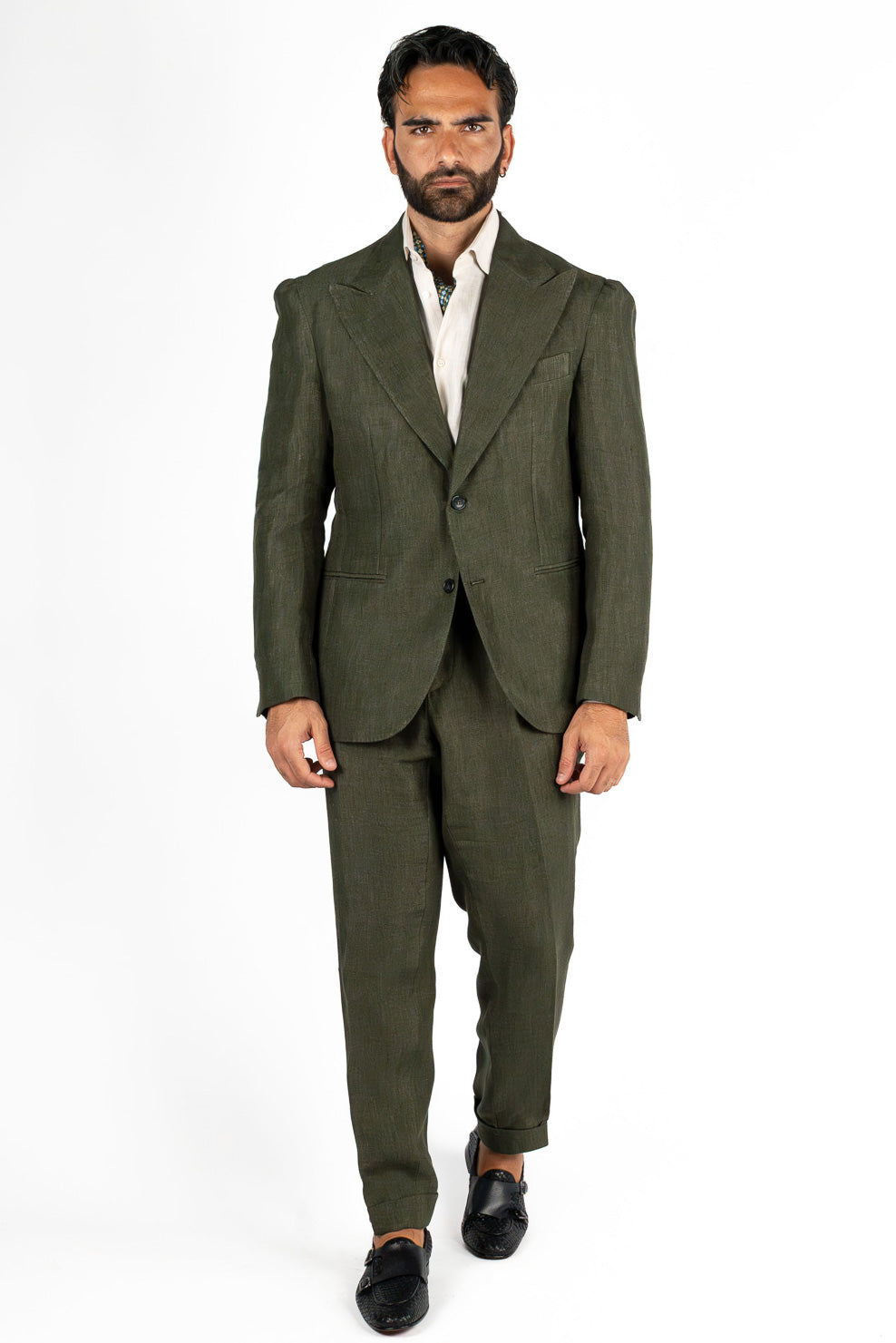 Abito uomo Monopetto Verde Militare in lino e seta sfoderata Rever classico 11 cm tasche a toppe e pantalone vita alta con fibbie laterali