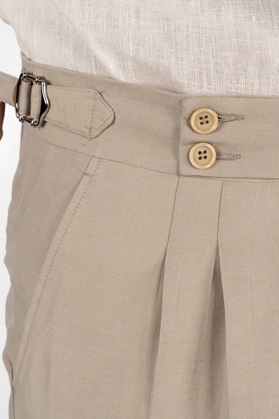 Abito uomo Monopetto Beige in lino e cotone sfoderata Rever classico 11 cm tasche a toppe e pantalone vita alta con fibbie laterali