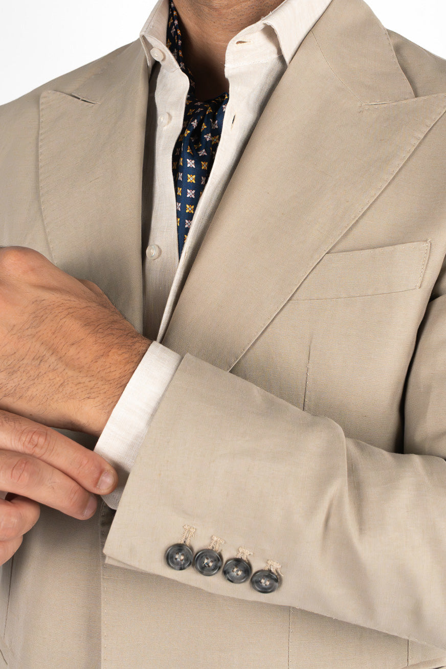 Abito uomo Monopetto Beige in lino e cotone sfoderata Rever classico 11 cm tasche a toppe e pantalone vita alta con fibbie laterali
