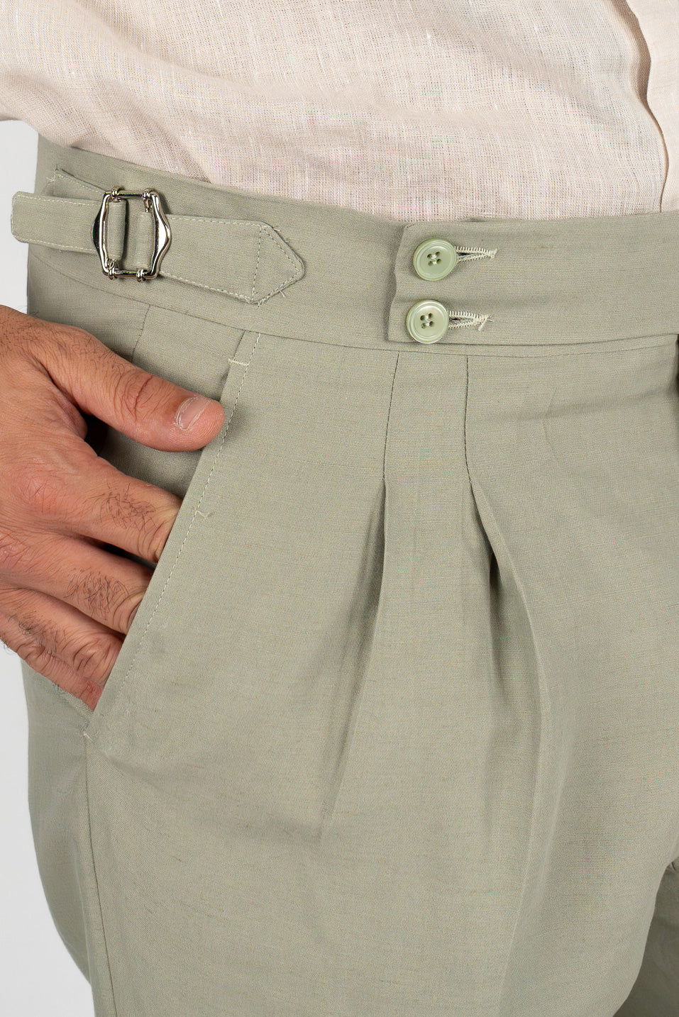 Abito uomo Monopetto verde salvia in lino e cotone sfoderata Rever classico 11 cm tasche a toppe e pantalone vita alta con fibbie laterali
