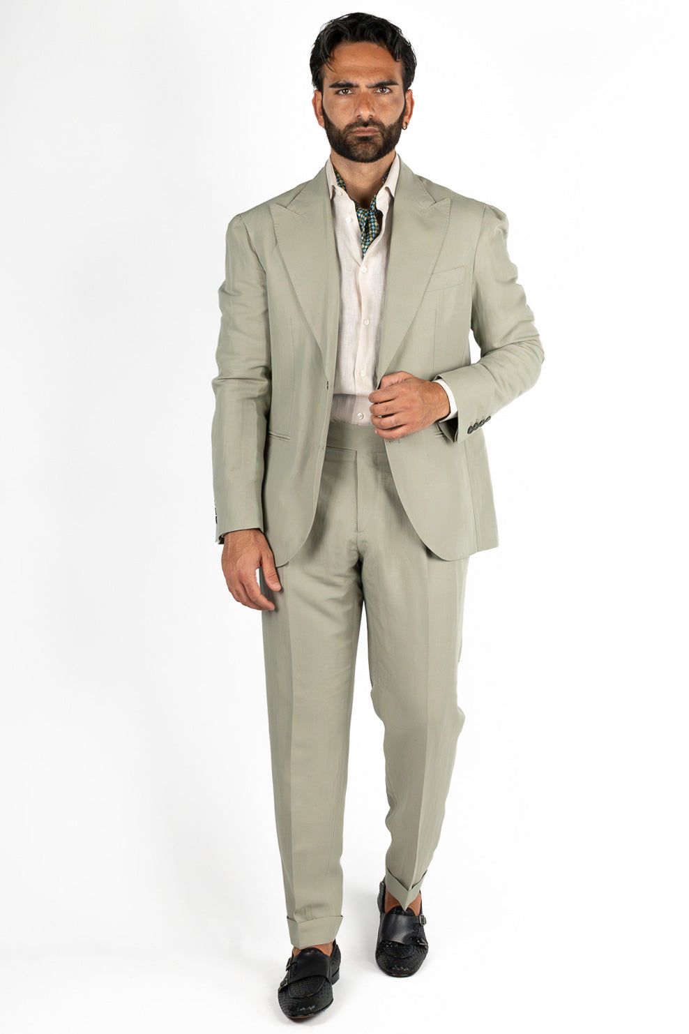 Abito uomo Monopetto verde salvia in lino e cotone sfoderata Rever classico 11 cm tasche a toppe e pantalone vita alta con fibbie laterali