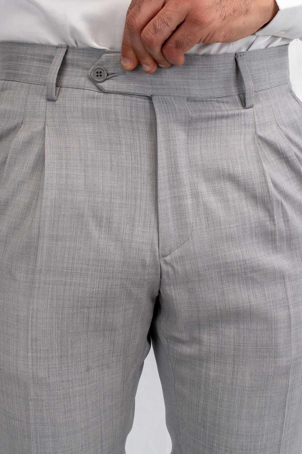 Pantalone uomo grigio chiaro con passanti e risvolto 5cm tasca america, in fresco lana super 110's Tessuti in esclusiva Sartoria Carillo