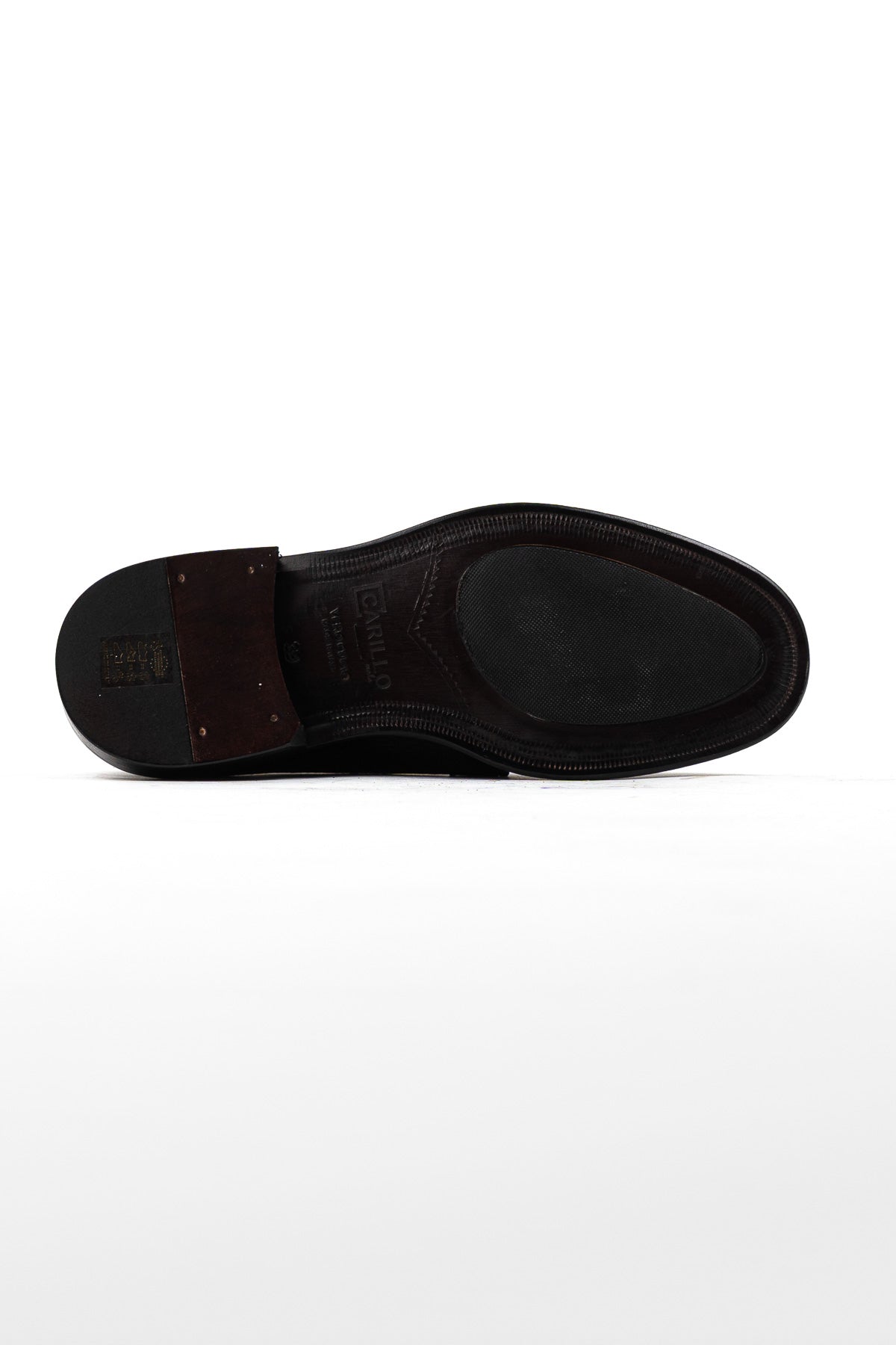 Scarpe stringate da uomo nere modello derby in vera pelle di vitello con chiusura lacci e suola in cuoio alta