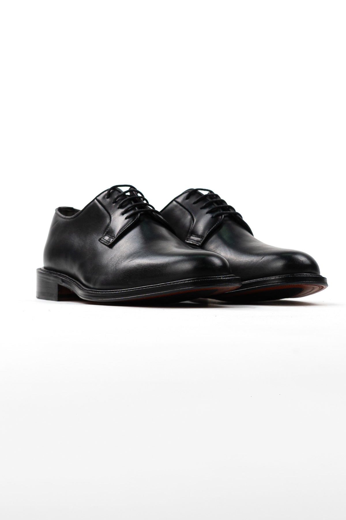 Scarpe stringate da uomo nere modello derby in vera pelle di vitello con chiusura lacci e suola in cuoio alta