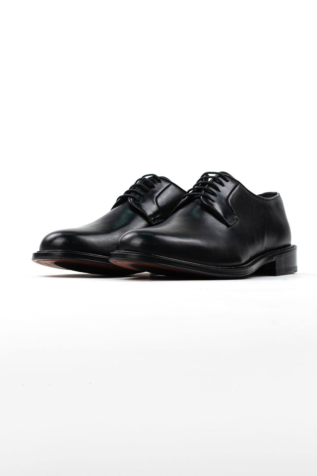 Scarpe stringate da uomo nere modello derby in vera pelle di vitello con chiusura lacci e suola in cuoio alta