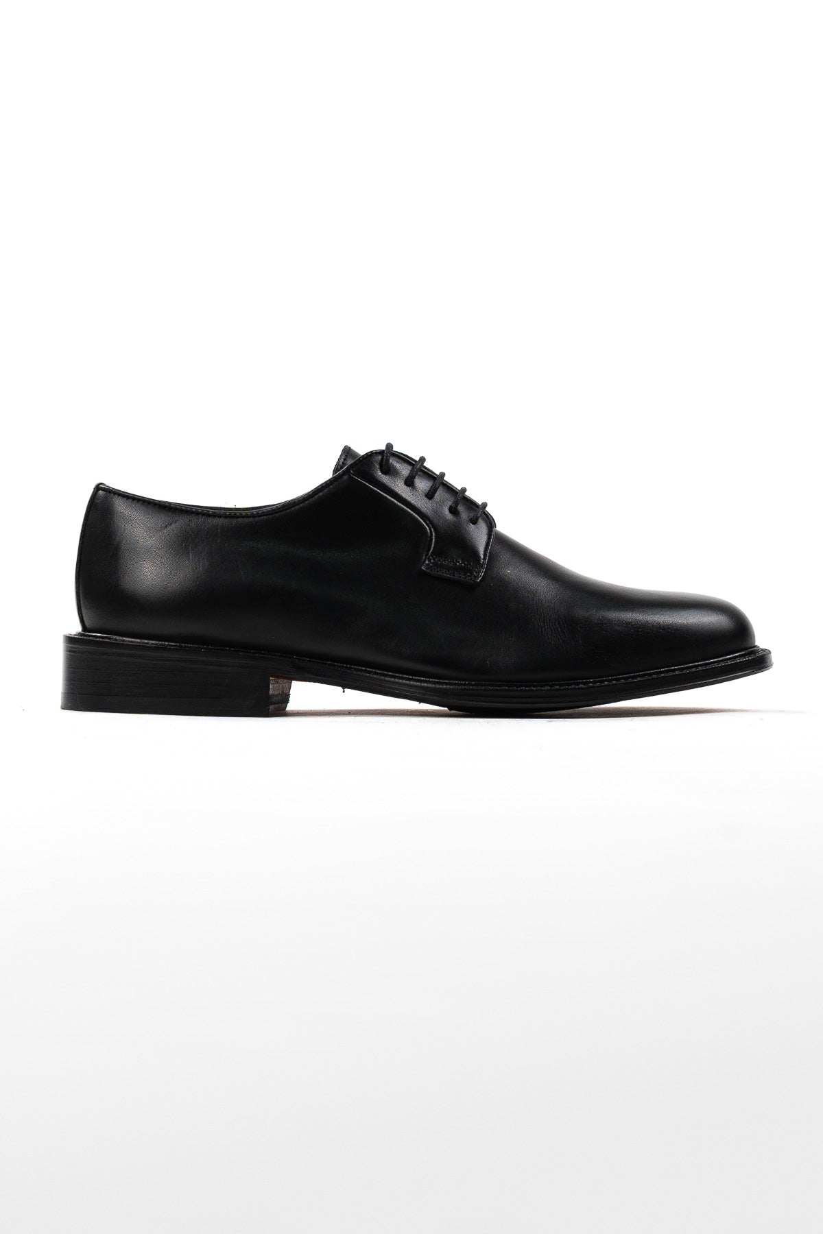 Scarpe stringate da uomo nere modello derby in vera pelle di vitello con chiusura lacci e suola in cuoio alta